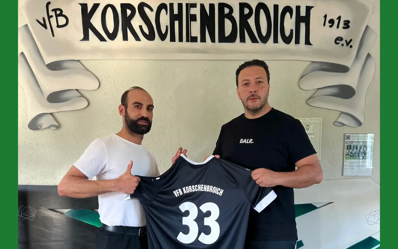 Kemal Canbolat und Ali Salgin (sportlicher Lieter des VFB Korschenbroich) bei der Übergabe des neuen Trikots für Kemal.